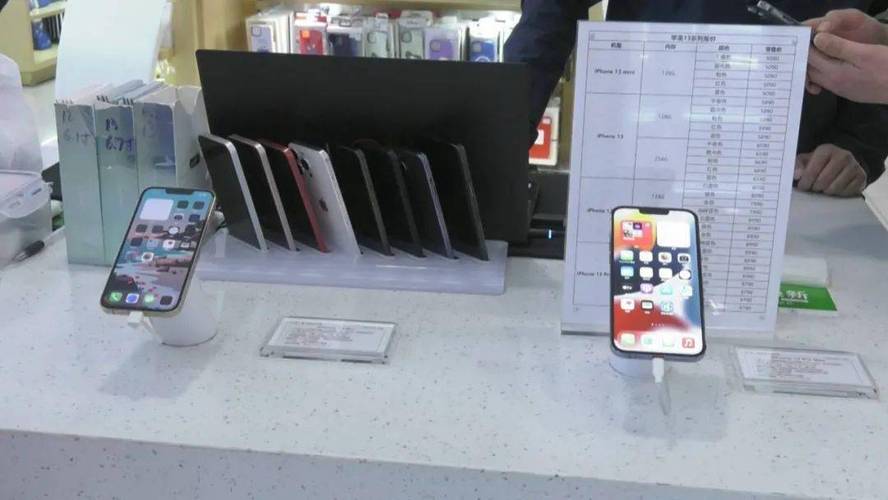 许昌时代广场手机专柜 销售人员:手机电子产品的更新换代比较快,每个