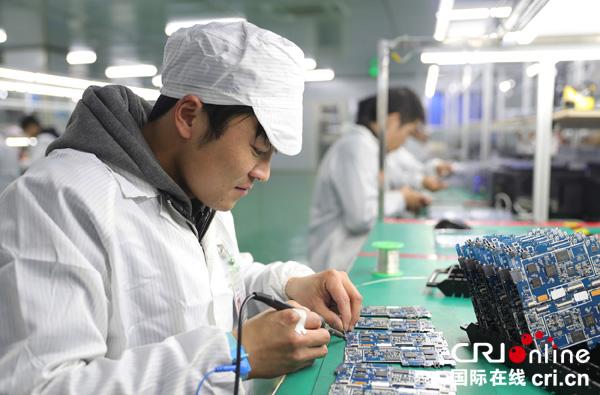 图片默认标题_fororder_返乡农民工在工业新城电子产品生产企业紧张的